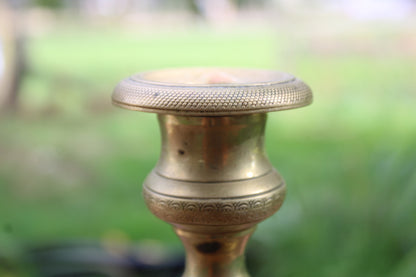 Grand bougeoir ancien en laiton tourné et décoré – H30 cm