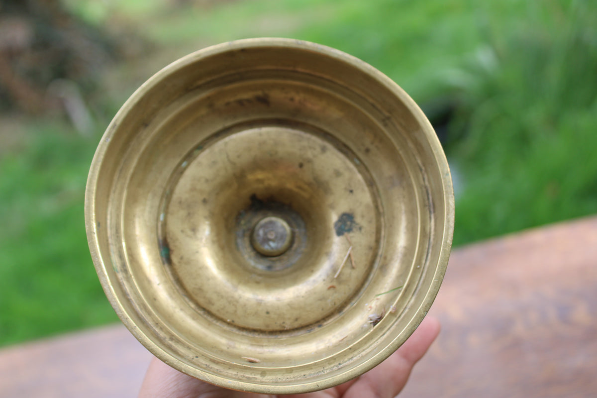 Grand bougeoir ancien en laiton tourné et décoré – H30 cm
