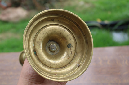 Grand bougeoir ancien en laiton tourné et décoré – H30 cm