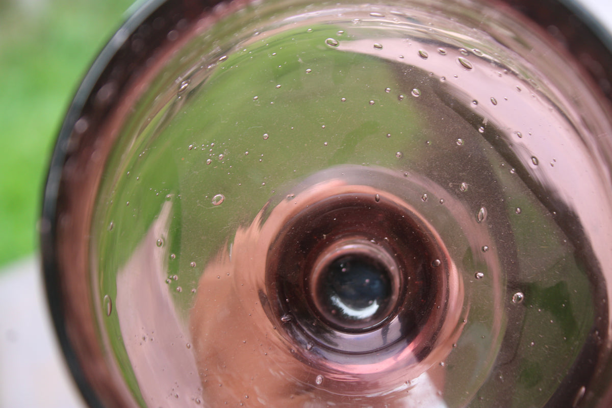 Grand photophore sur pied en verre bullé améthyste – H27 cm