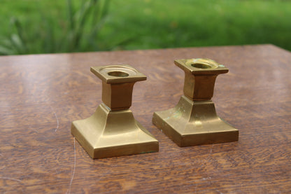 Paire de bougeoirs anciens en laiton – style Art déco à base carrée