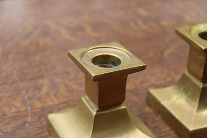Paire de bougeoirs anciens en laiton – style Art déco à base carrée