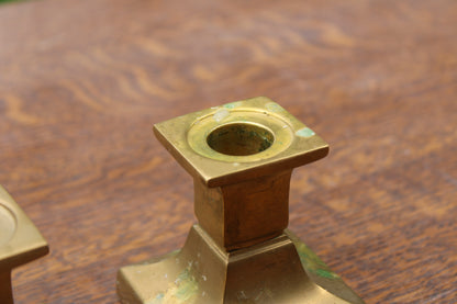 Paire de bougeoirs anciens en laiton – style Art déco à base carrée