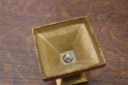Paire de bougeoirs anciens en laiton – style Art déco à base carrée