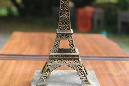 Tour Eiffel vintage en métal patiné sur socle en marbre – H21 cm