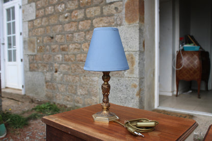 Lampe de chevet vintage en métal doré – pied sculpté et abat-jour bleu – H31 cm