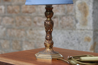 Lampe de chevet vintage en métal doré – pied sculpté et abat-jour bleu – H31 cm