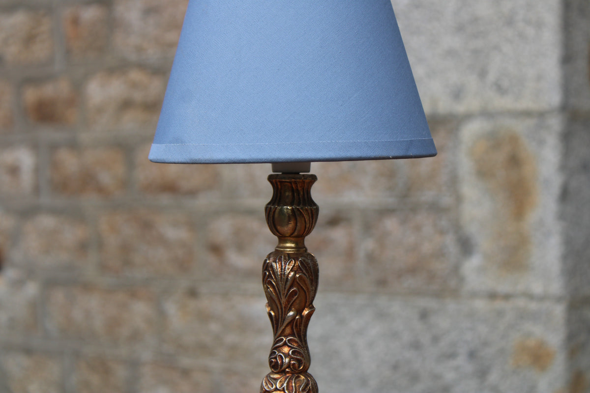 Lampe de chevet vintage en métal doré – pied sculpté et abat-jour bleu – H31 cm