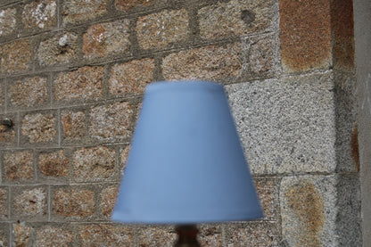 Lampe de chevet vintage en métal doré – pied sculpté et abat-jour bleu – H31 cm