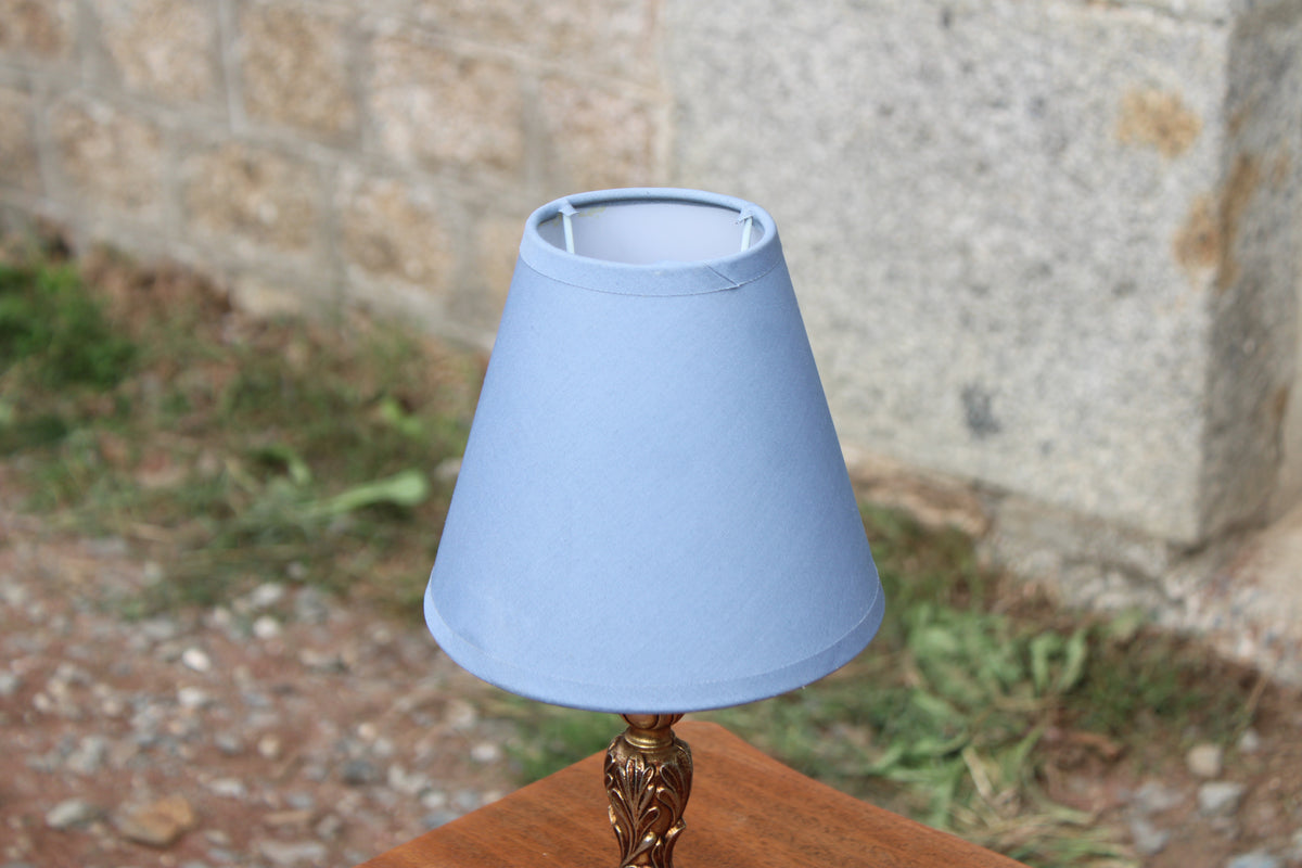 Lampe de chevet vintage en métal doré – pied sculpté et abat-jour bleu – H31 cm