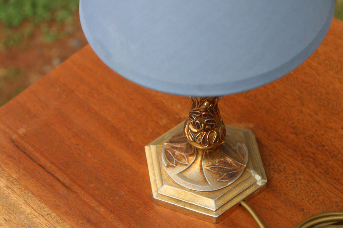 Lampe de chevet vintage en métal doré – pied sculpté et abat-jour bleu – H31 cm
