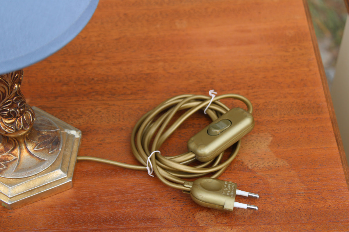 Lampe de chevet vintage en métal doré – pied sculpté et abat-jour bleu – H31 cm