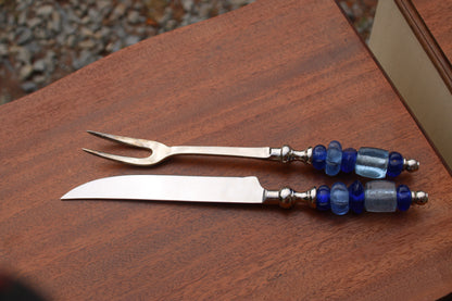Ancien service à découper couteau et fourchette – manches en perles de verre bleu