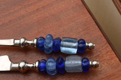 Ancien service à découper couteau et fourchette – manches en perles de verre bleu