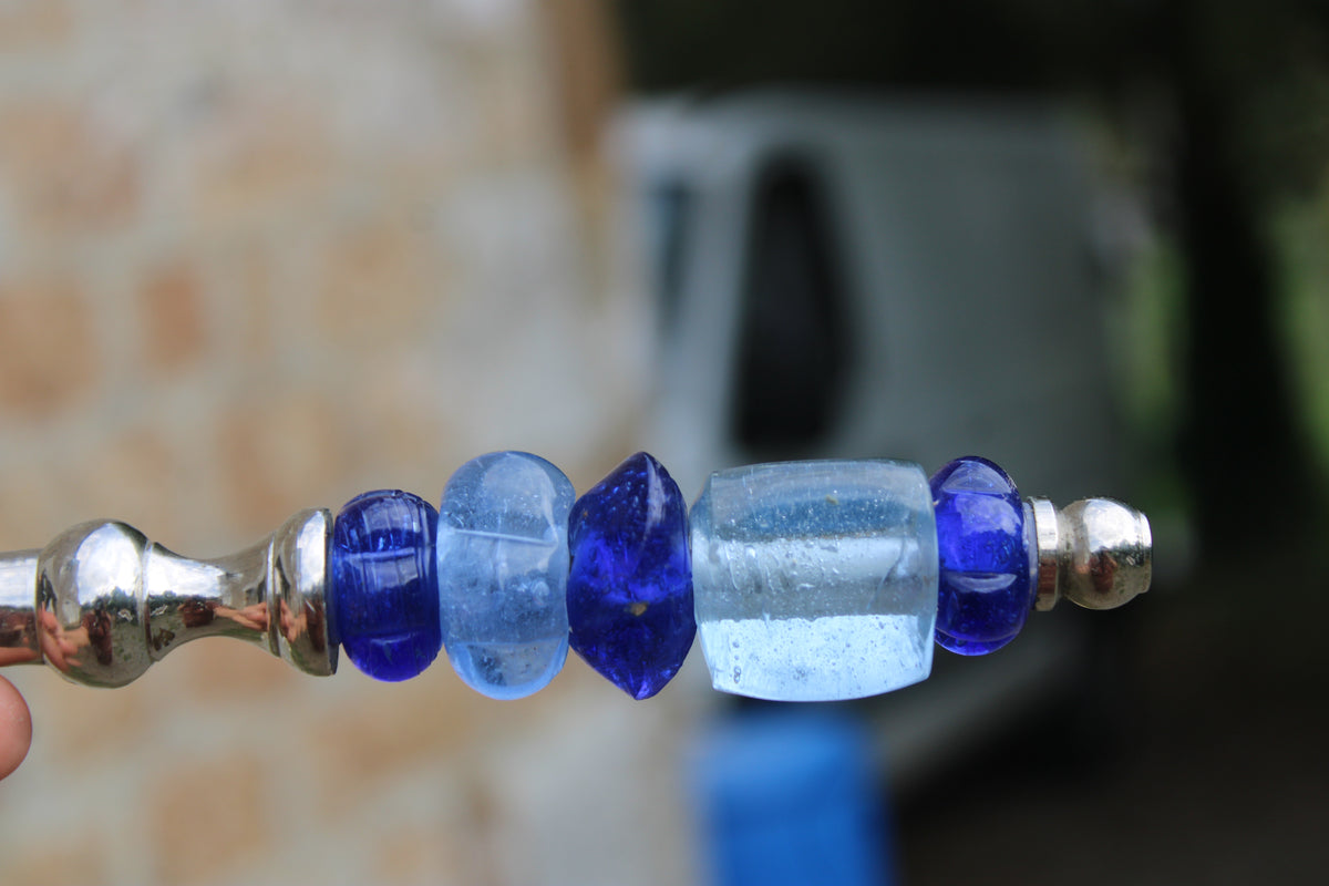 Ancien service à découper couteau et fourchette – manches en perles de verre bleu