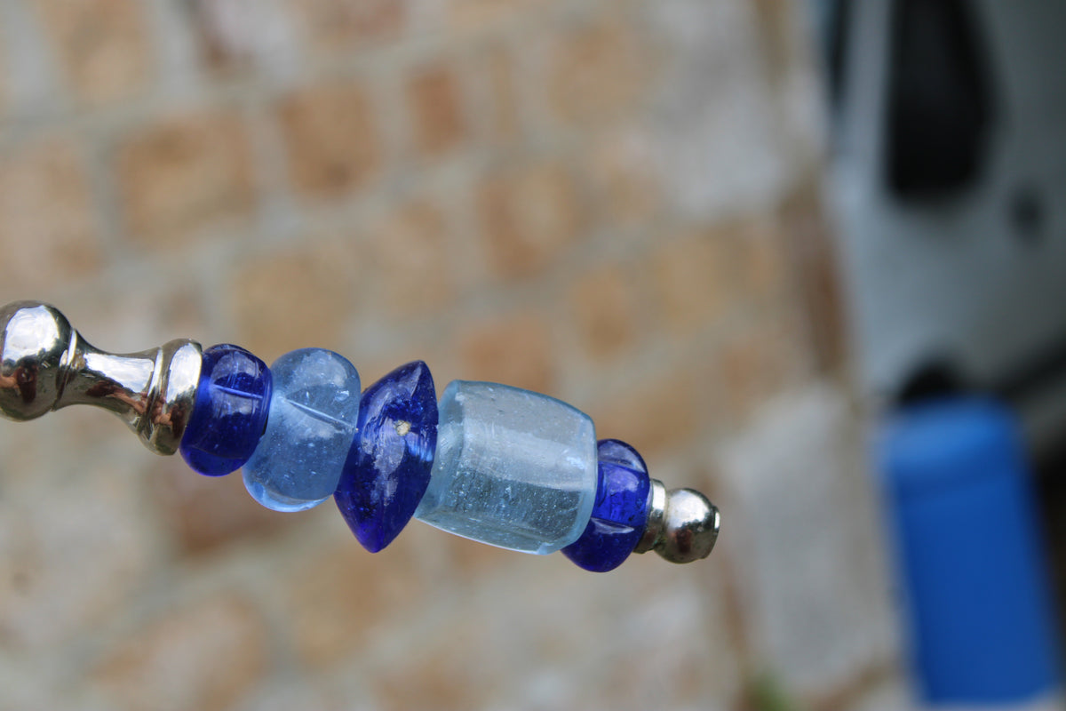 Ancien service à découper couteau et fourchette – manches en perles de verre bleu
