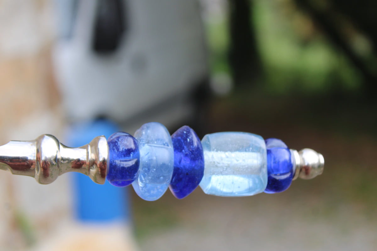Ancien service à découper couteau et fourchette – manches en perles de verre bleu