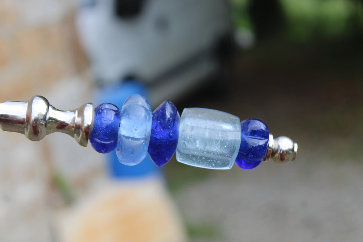 Ancien service à découper couteau et fourchette – manches en perles de verre bleu