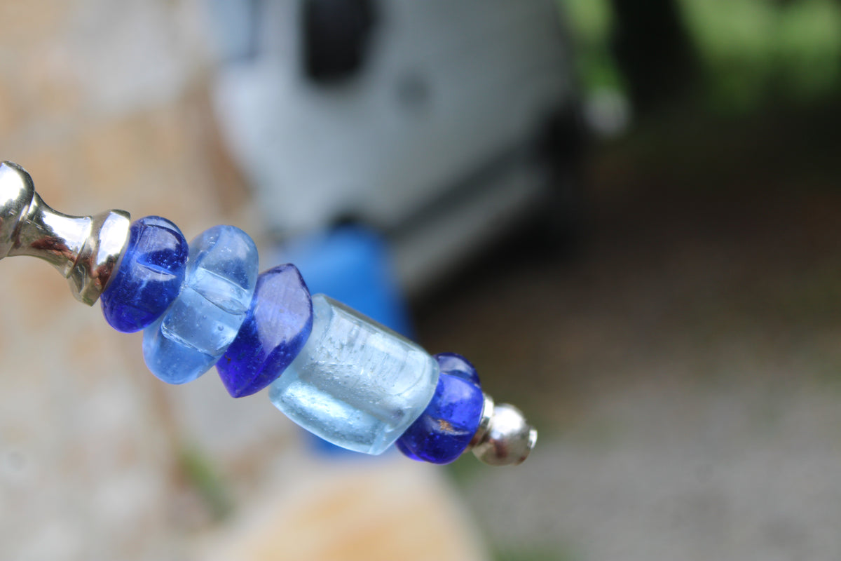 Ancien service à découper couteau et fourchette – manches en perles de verre bleu