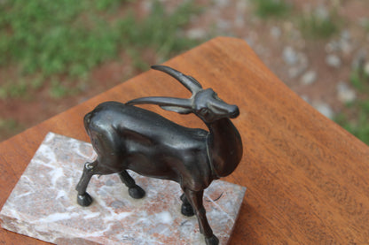 Sculpture vintage antilope gazelle en métal patiné sur socle en marbre – style Art déco
