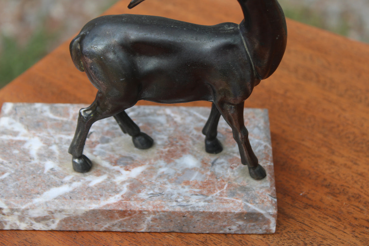 Sculpture vintage antilope gazelle en métal patiné sur socle en marbre – style Art déco