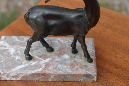 Sculpture vintage antilope gazelle en métal patiné sur socle en marbre – style Art déco