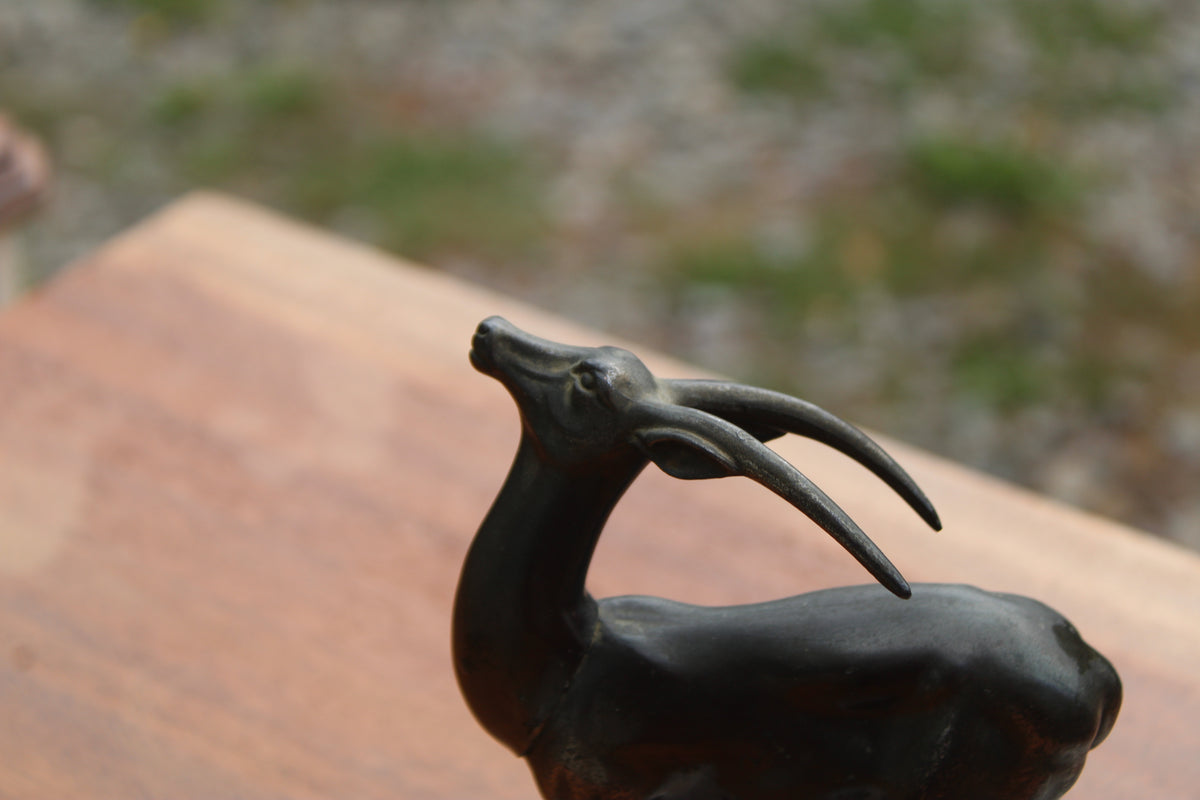 Sculpture vintage antilope gazelle en métal patiné sur socle en marbre – style Art déco
