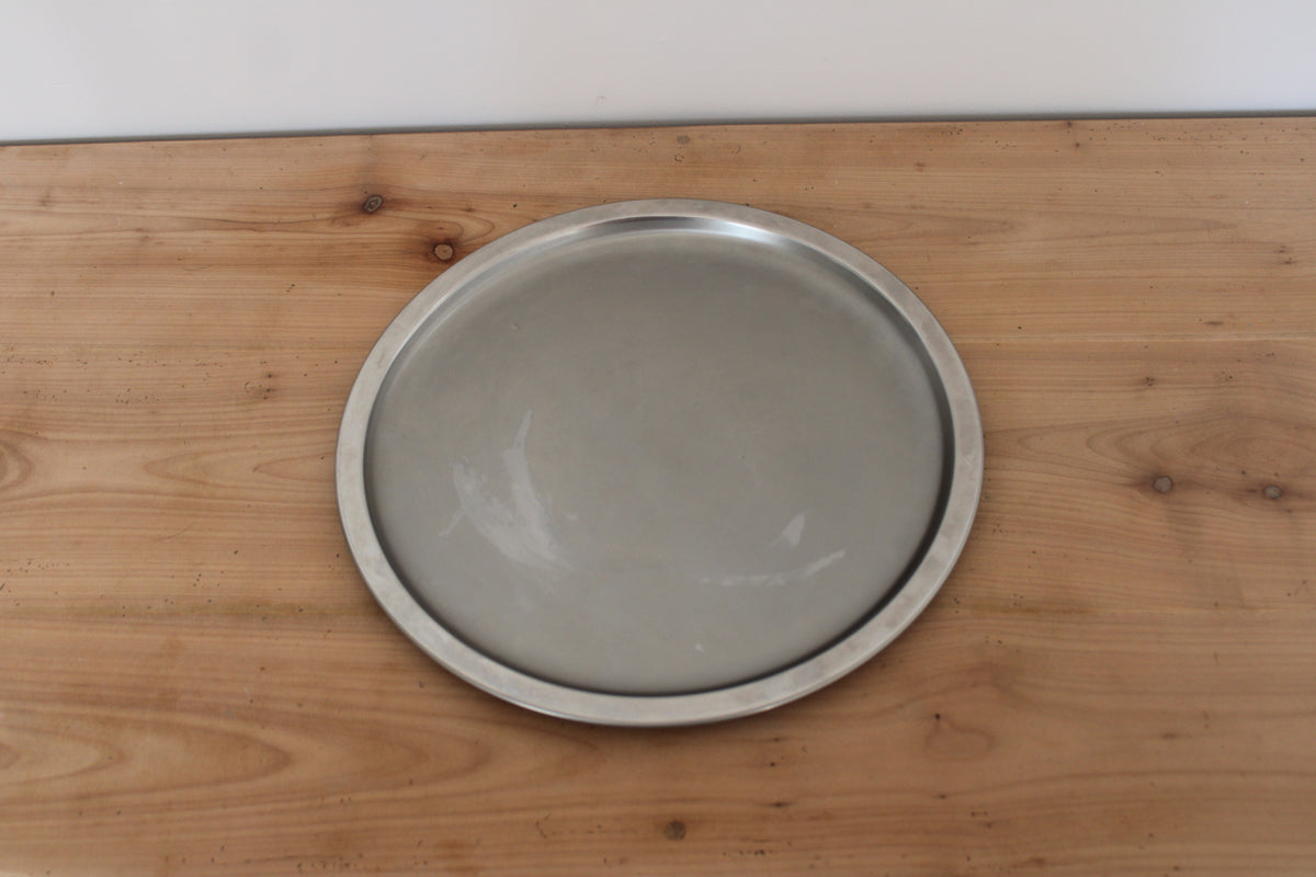 Grand plateau rond vintage en inox – plateau de service métal Ø 33 cm