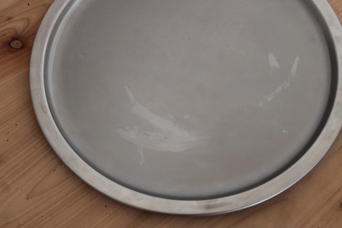 Grand plateau rond vintage en inox – plateau de service métal Ø 33 cm