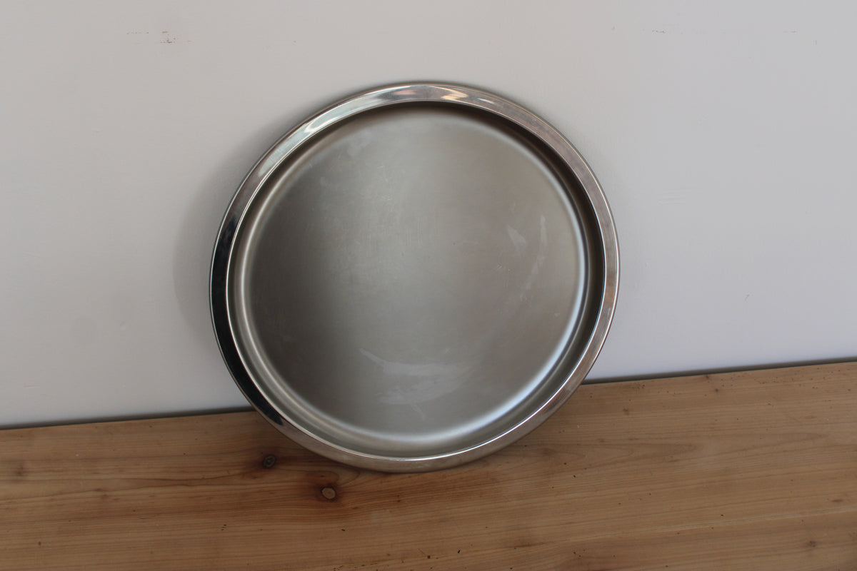 Grand plateau rond vintage en inox – plateau de service métal Ø 33 cm