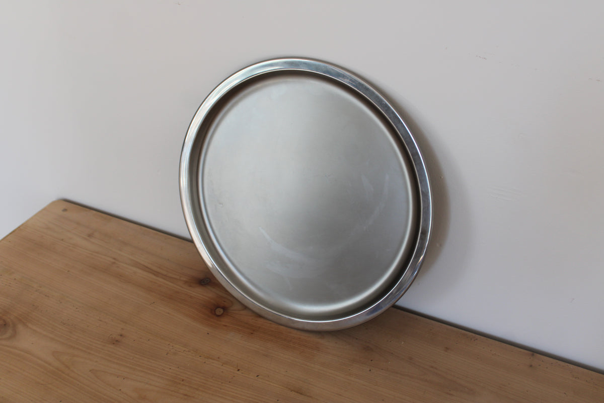 Grand plateau rond vintage en inox – plateau de service métal Ø 33 cm