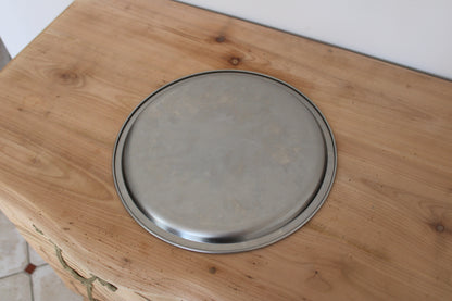 Grand plateau rond vintage en inox – plateau de service métal Ø 33 cm