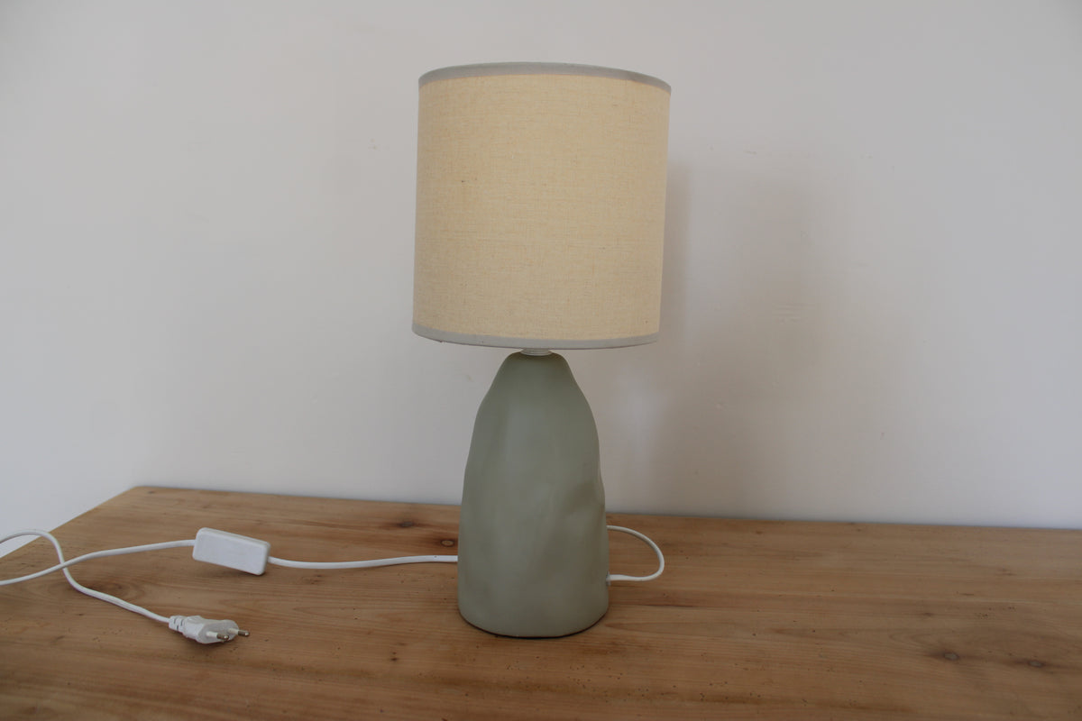 Lampe à poser vert sauge avec abat-jour écru – lampe de chevet style organique