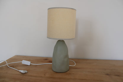 Lampe à poser vert sauge avec abat-jour écru – lampe de chevet style organique