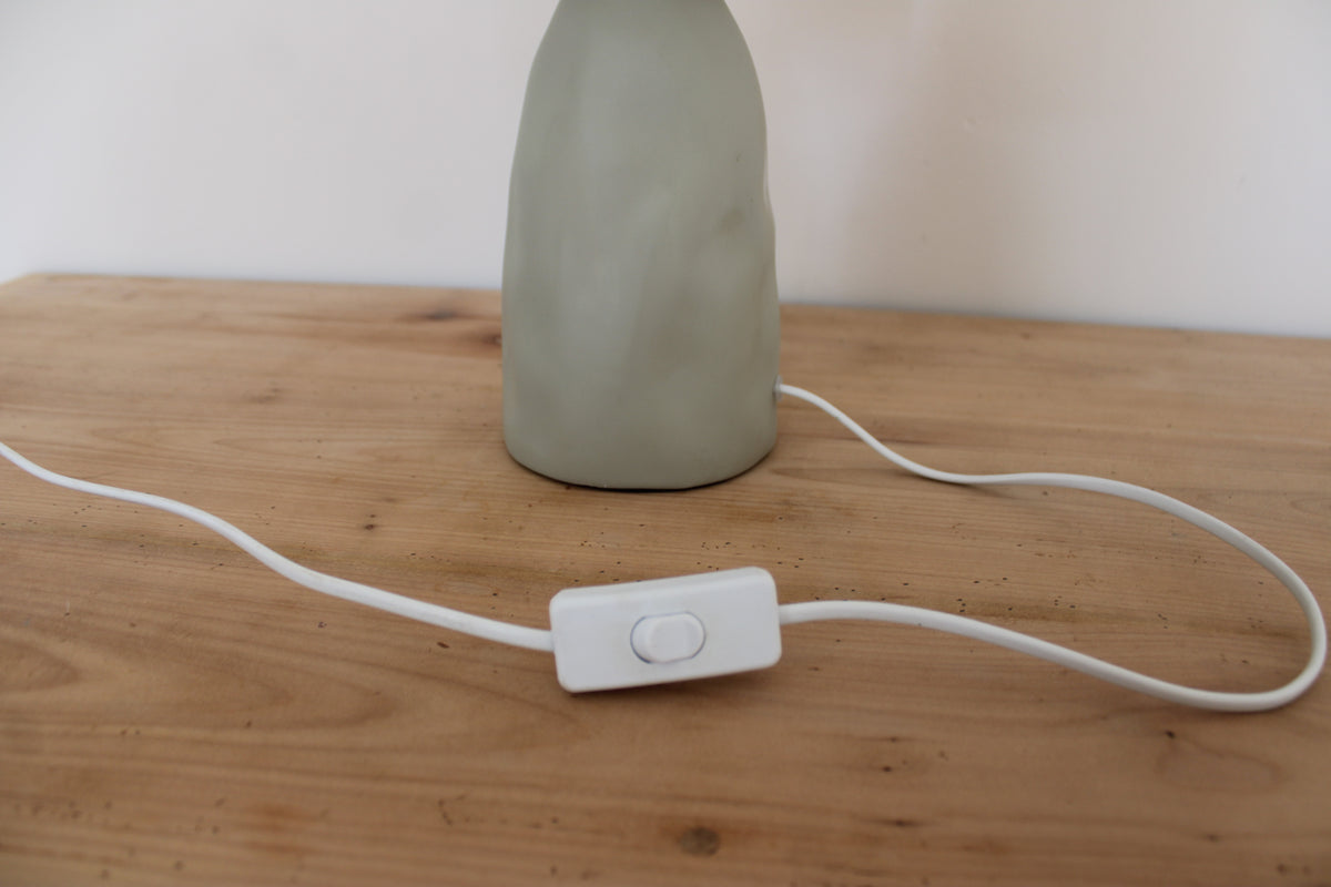 Lampe à poser vert sauge avec abat-jour écru – lampe de chevet style organique