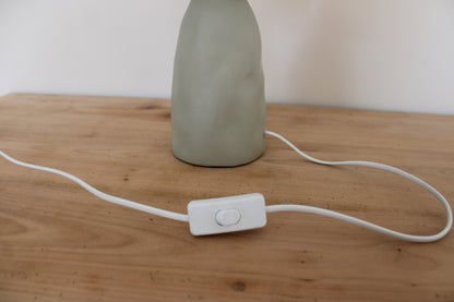 Lampe à poser vert sauge avec abat-jour écru – lampe de chevet style organique