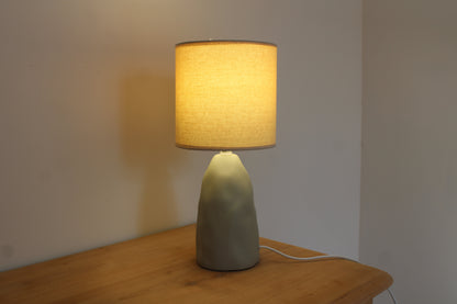Lampe à poser vert sauge avec abat-jour écru – lampe de chevet style organique