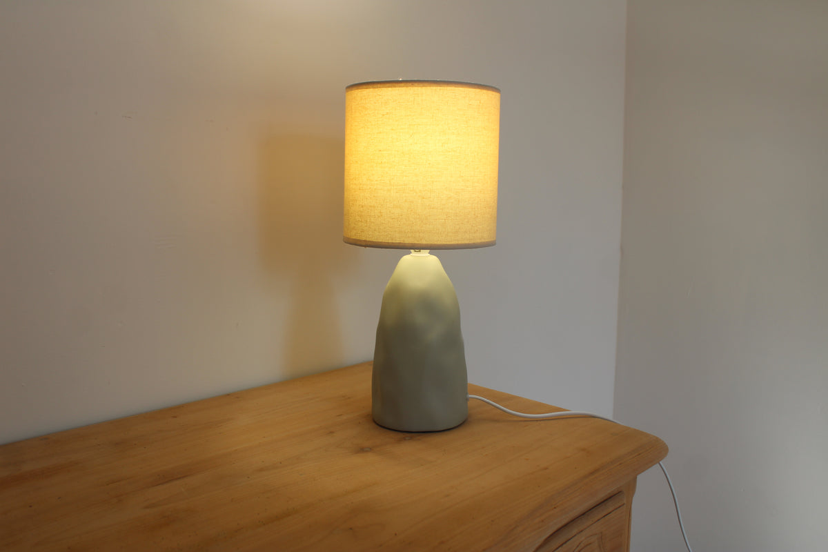 Lampe à poser vert sauge avec abat-jour écru – lampe de chevet style organique