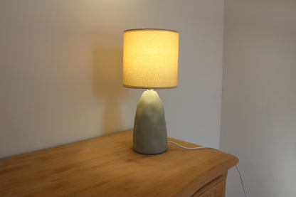 Lampe à poser vert sauge avec abat-jour écru – lampe de chevet style organique