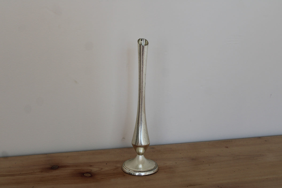 Soliflore vintage en métal argenté – vase trompette élancé sur pied