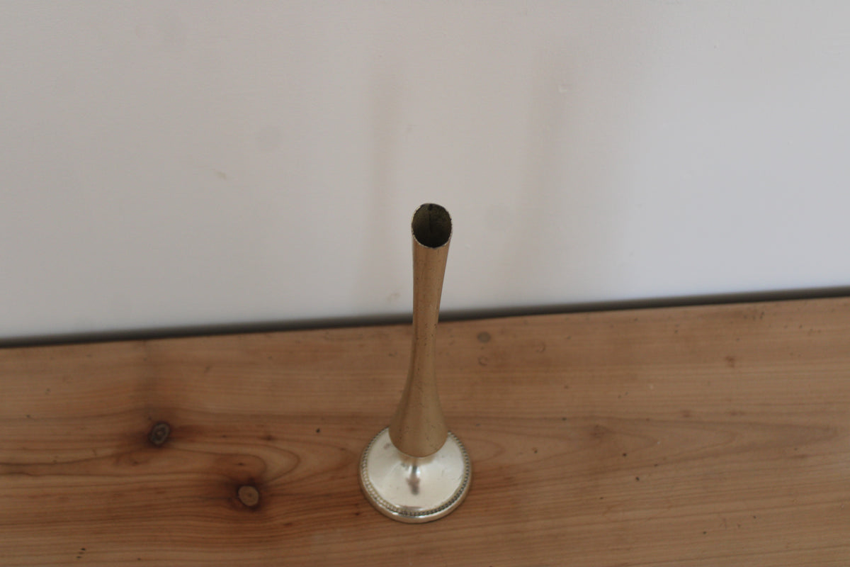 Soliflore vintage en métal argenté – vase trompette élancé sur pied
