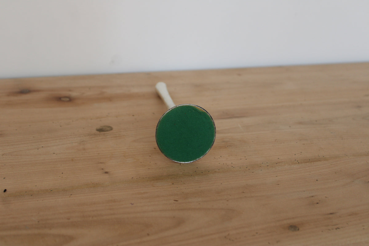 Soliflore vintage en métal argenté – vase trompette élancé sur pied