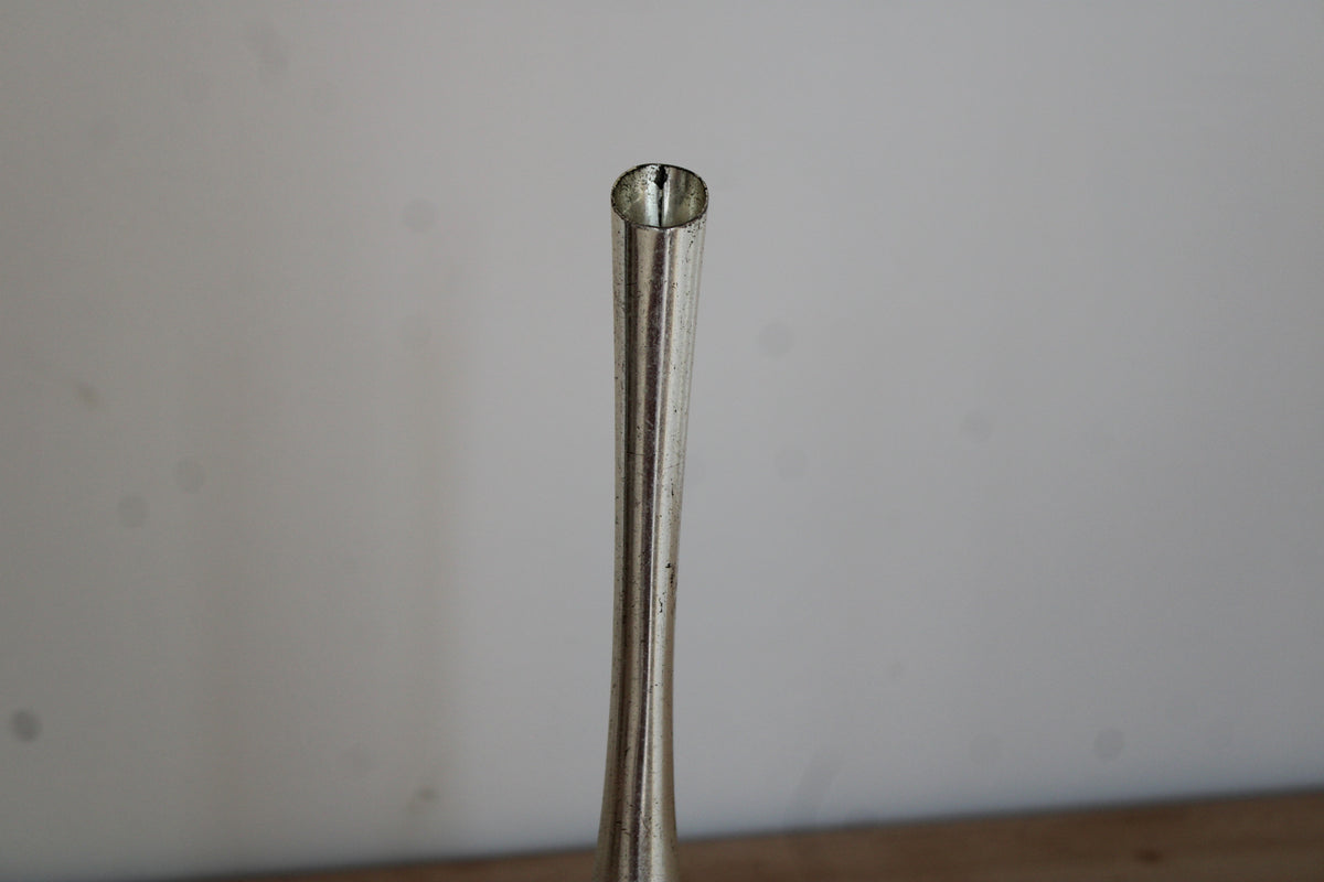 Soliflore vintage en métal argenté – vase trompette élancé sur pied