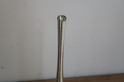 Soliflore vintage en métal argenté – vase trompette élancé sur pied