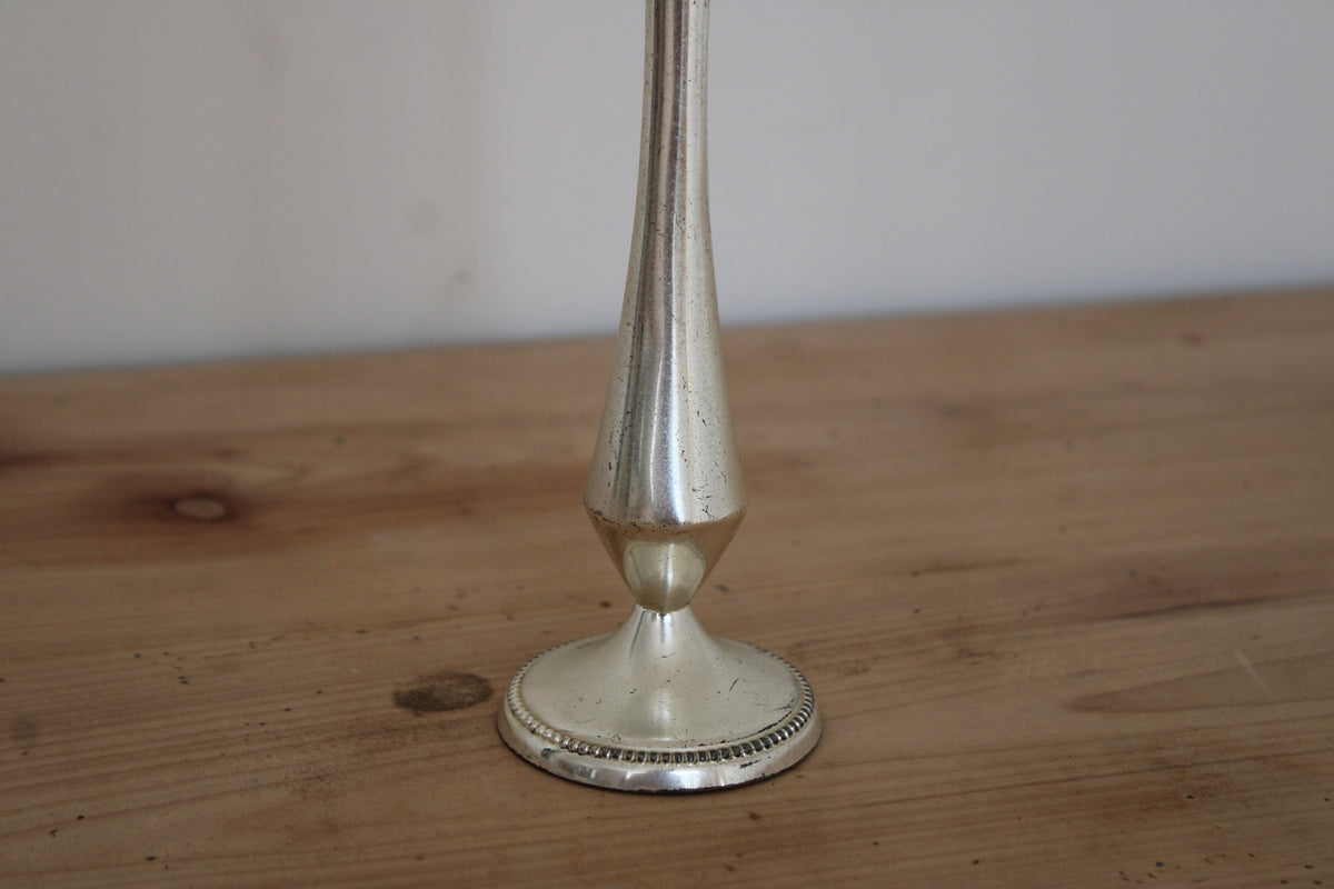 Soliflore vintage en métal argenté – vase trompette élancé sur pied