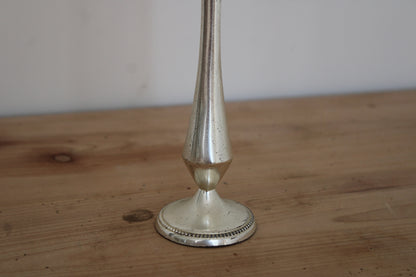 Soliflore vintage en métal argenté – vase trompette élancé sur pied