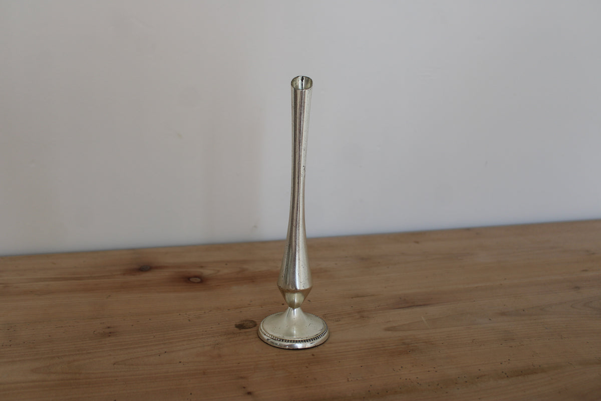 Soliflore vintage en métal argenté – vase trompette élancé sur pied
