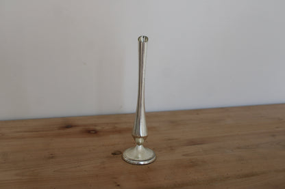 Soliflore vintage en métal argenté – vase trompette élancé sur pied