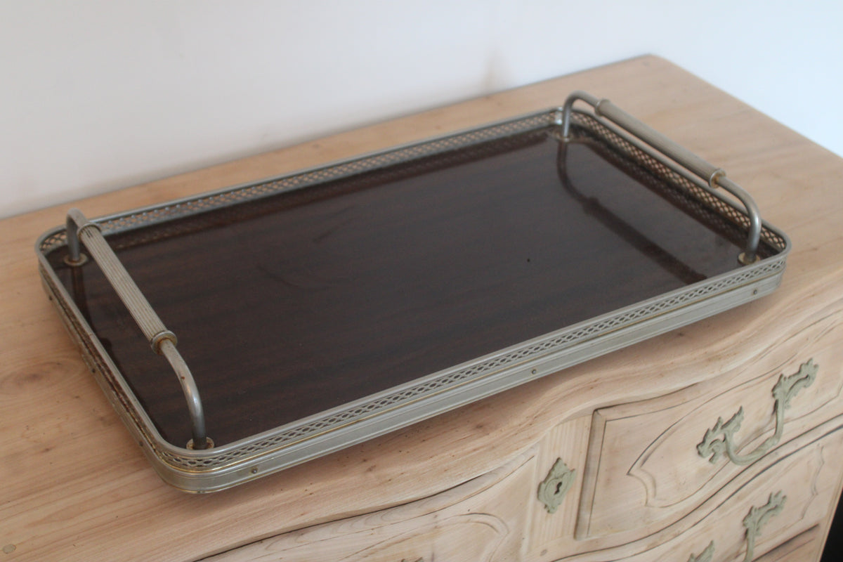 Grand plateau de service vintage en bois foncé et métal argenté – 61 cm
