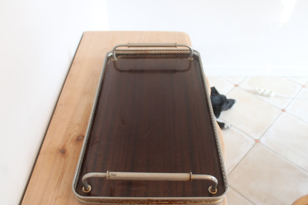 Grand plateau de service vintage en bois foncé et métal argenté – 61 cm